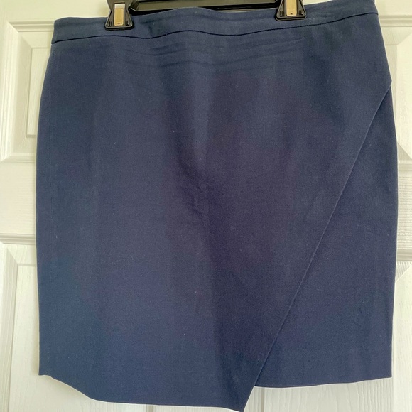 Navy blue Banana Republic faux wrap skirt. Size 12 petite - Picture 1 of 3